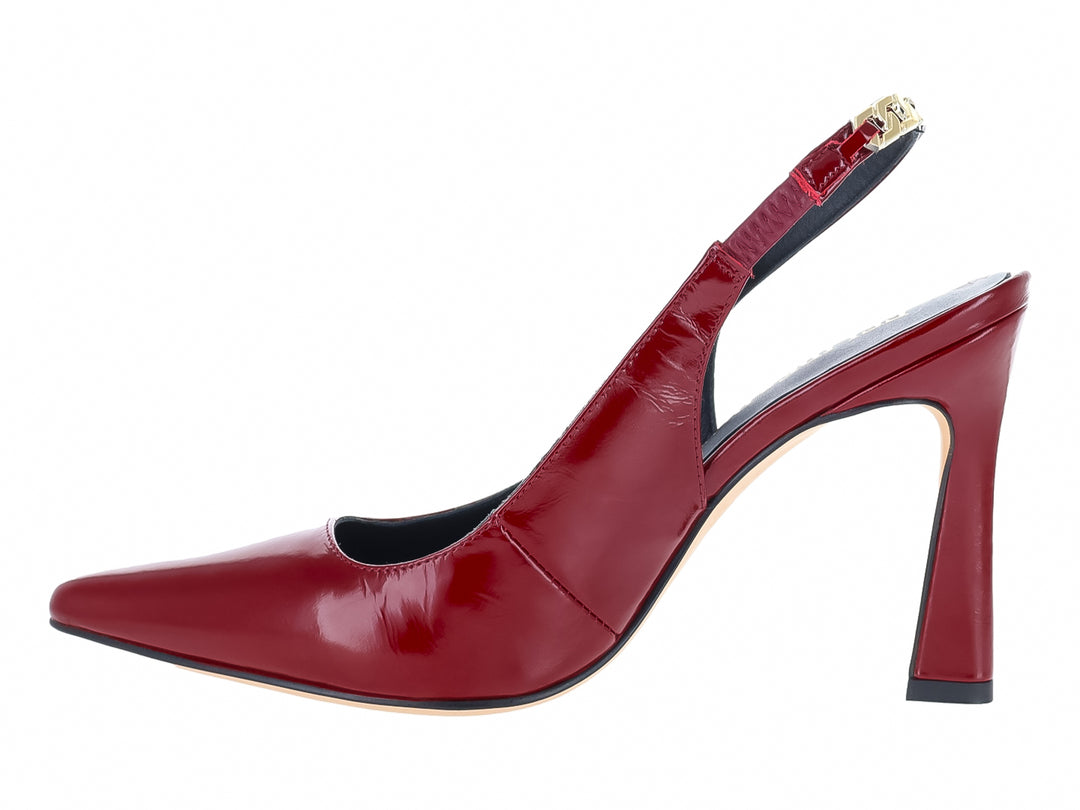 Zapato de tacón alto color rojo brillante con correa y detalle de cadena dorada.