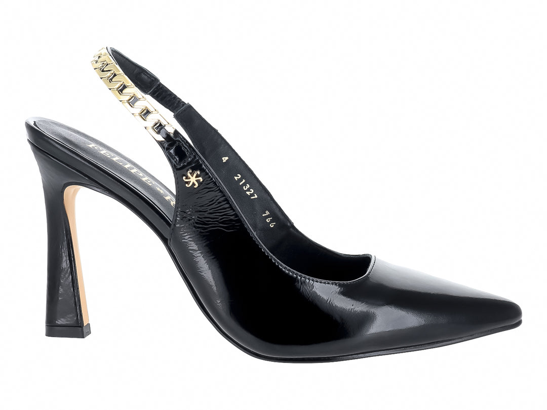 Zapato de tacón alto negro brillante con detalle de cadena dorada en la correa.