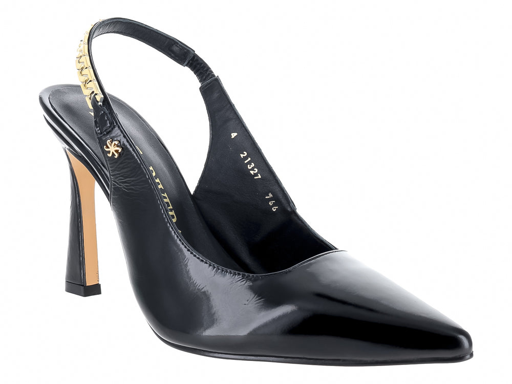 Zapato de tacón alto negro brillante con detalle de cadena dorada en la correa.