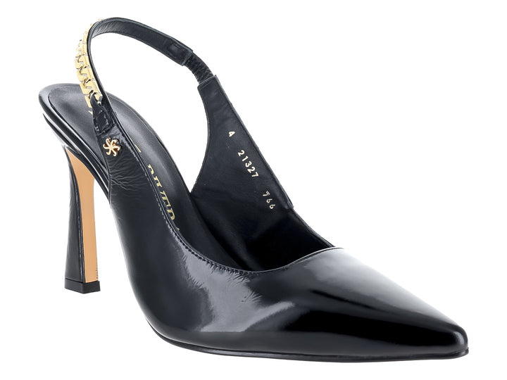 Zapato de tacón alto negro brillante con detalle de cadena dorada en la correa.