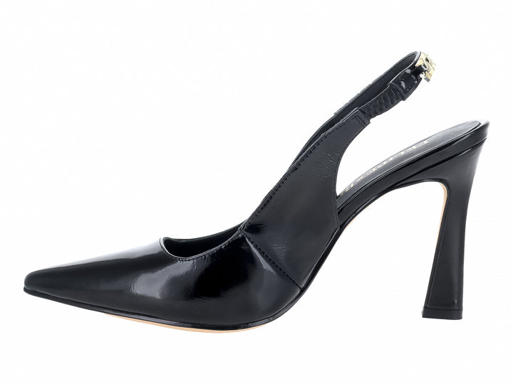 Zapato de tacón alto negro brillante con detalle de cadena dorada en la correa.
