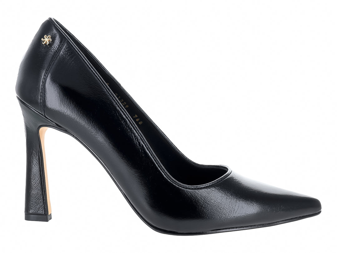 Zapato stiletto de tacón alto color negro con punta fina y acabado elegante.