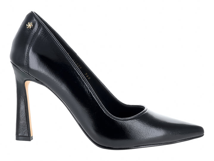 Zapato stiletto de tacón alto color negro con punta fina y acabado elegante.