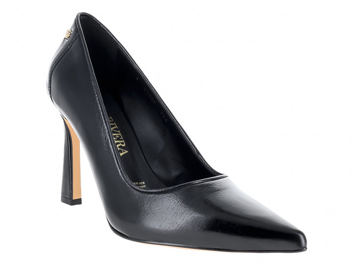 Zapato stiletto de tacón alto color negro con punta fina y acabado elegante.