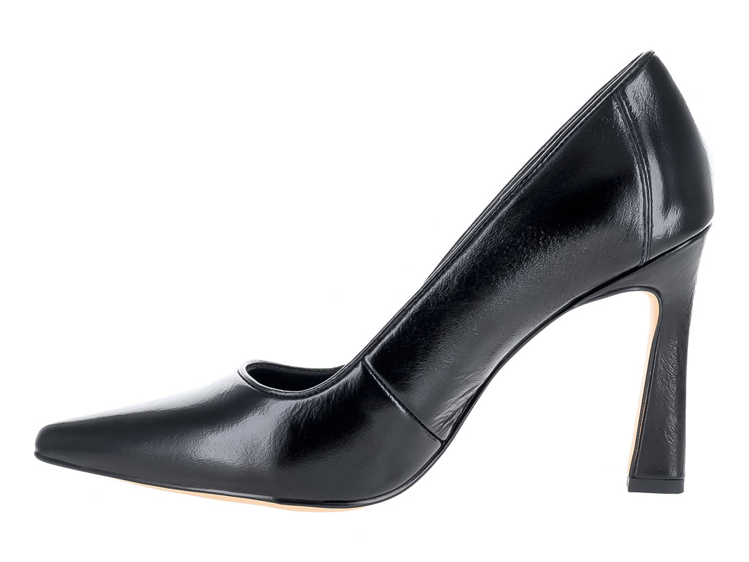 Zapato stiletto de tacón alto color negro con punta fina y acabado elegante.