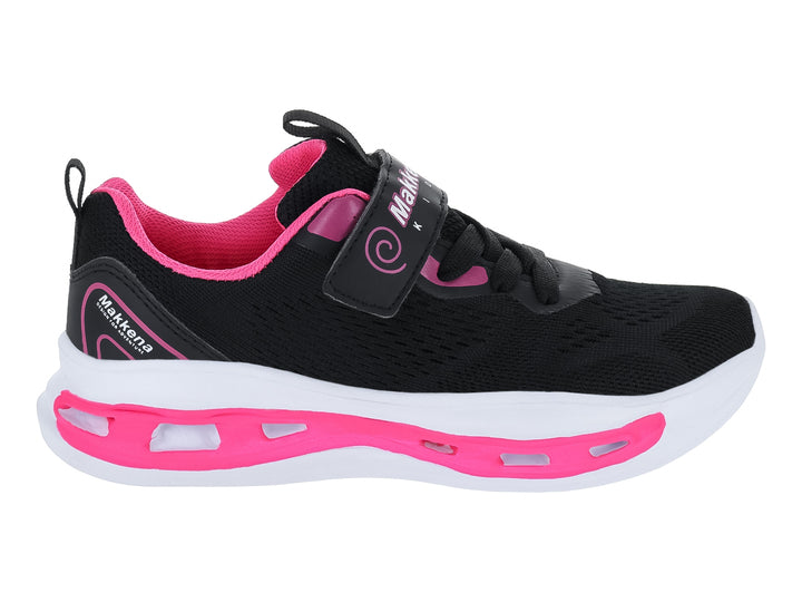 Tenis deportivos infantiles color negro con detalles en fucsia y suela blanca.