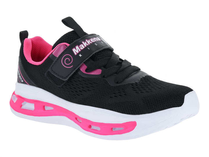 Tenis deportivos infantiles color negro con detalles en fucsia y suela blanca.