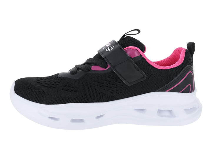Tenis deportivos infantiles color negro con detalles en fucsia y suela blanca.