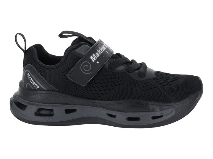 Zapato deportivo infantil marca Makena en color negro con cierre de correa y agujetas.