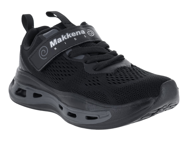 Zapato deportivo infantil marca Makena en color negro con cierre de correa y agujetas.