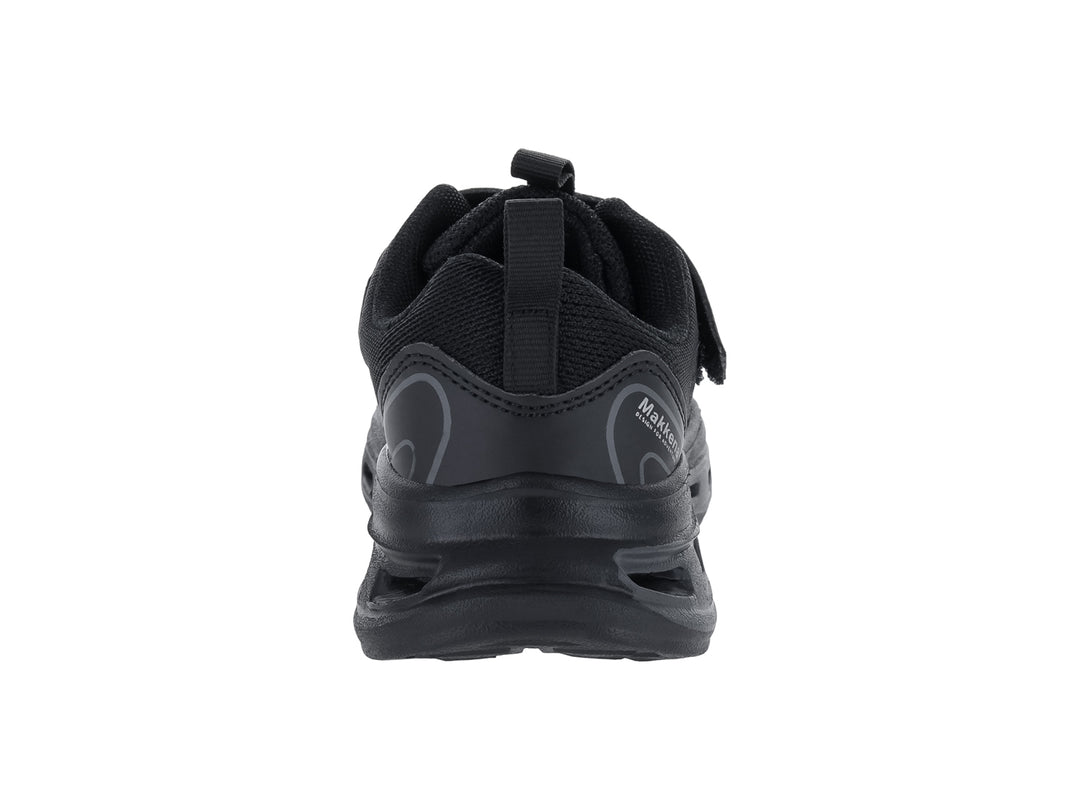 Zapato deportivo infantil marca Makena en color negro con cierre de correa y agujetas.