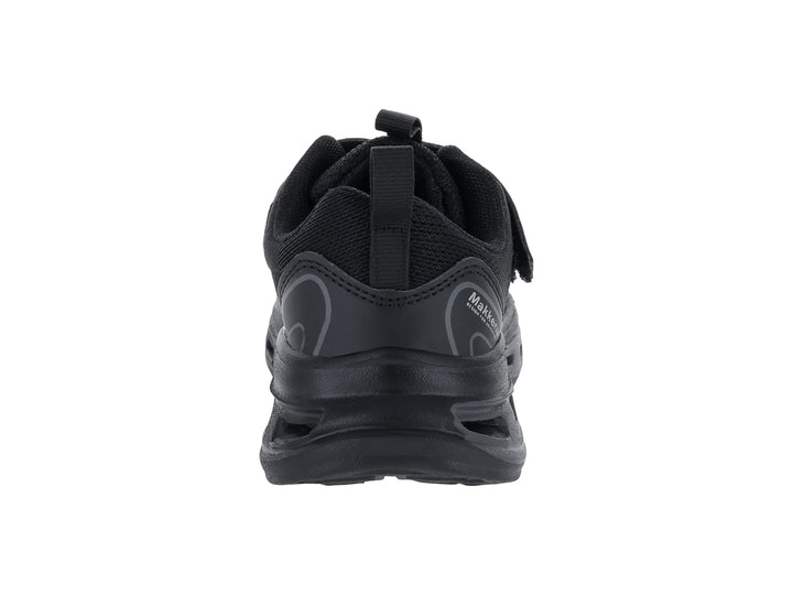 Zapato deportivo infantil marca Makena en color negro con cierre de correa y agujetas.