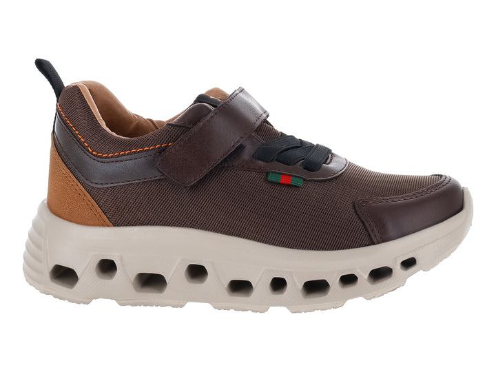 Zapato deportivo para niño marca Makena en color café con suela beige gruesa y cierre de velcro.