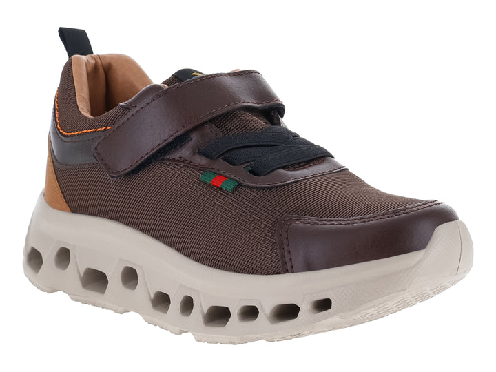 Zapato deportivo para niño marca Makena en color café con suela beige gruesa y cierre de velcro.