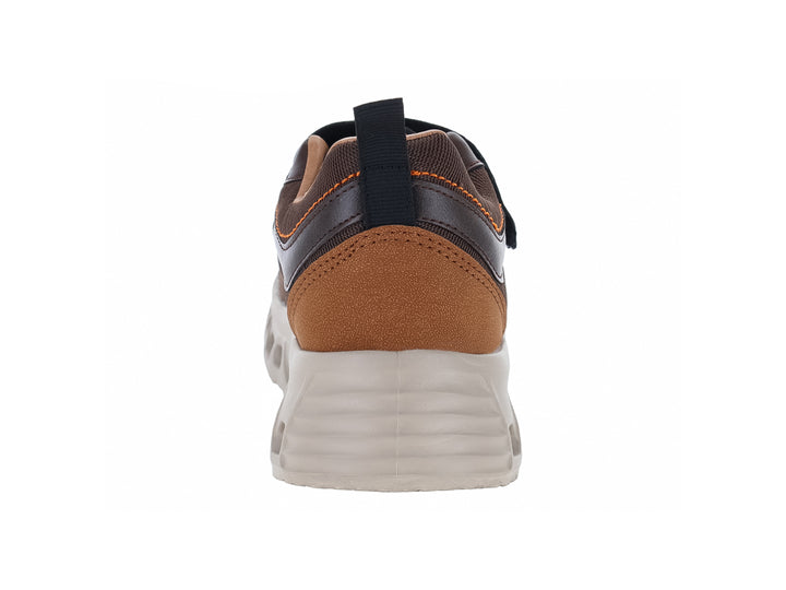 Zapato deportivo para niño marca Makena en color café con suela beige gruesa y cierre de velcro.