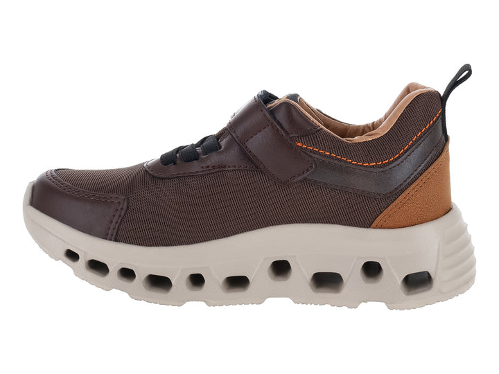 Zapato deportivo para niño marca Makena en color café con suela beige gruesa y cierre de velcro.