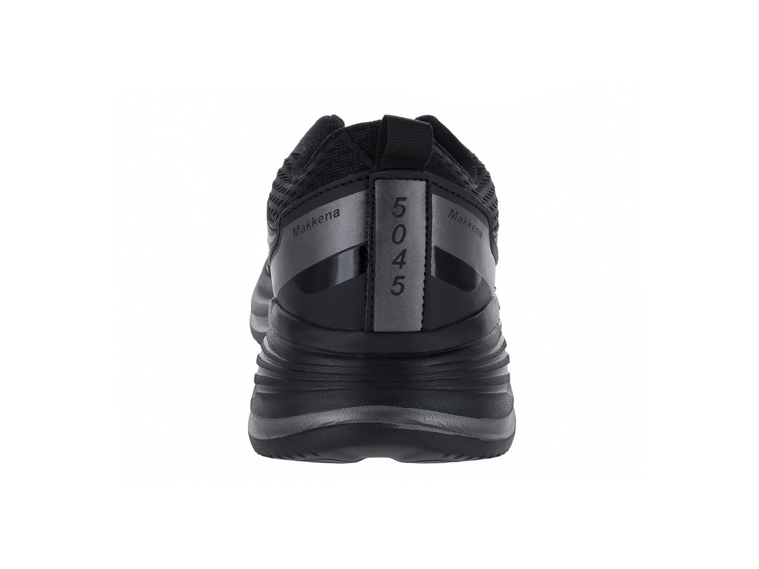 Tenis deportivos color negro con detalles en gris oscuro y suela ergonómica.