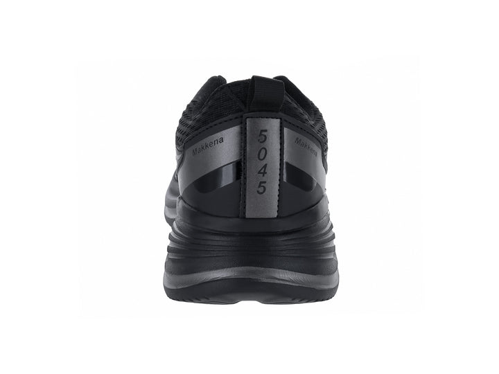 Tenis deportivos color negro con detalles en gris oscuro y suela ergonómica.