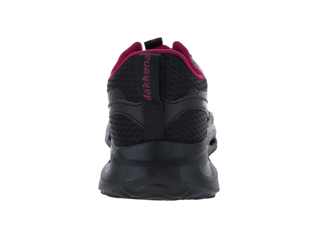 Tenis deportivos color negro con detalles en magenta y suela gruesa.