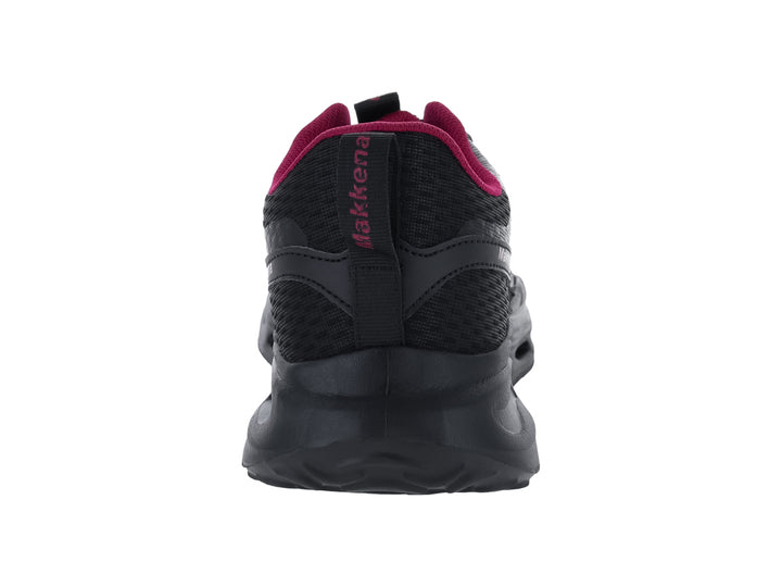 Tenis deportivos color negro con detalles en magenta y suela gruesa.