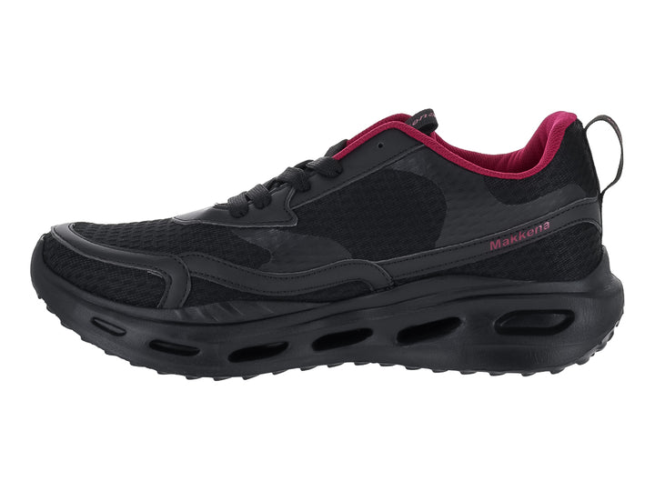 Tenis deportivos color negro con detalles en magenta y suela gruesa.