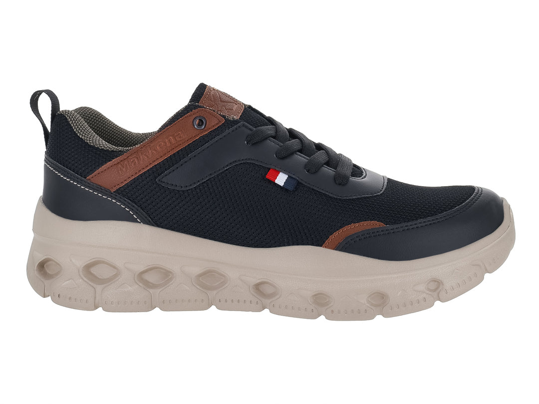 Tenis MAKENA color negro y café con suela beige gruesa y detalles en malla.
