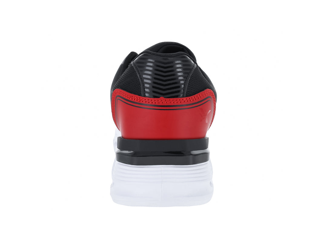Tenis de baloncesto marca Makena en colores negro y rojo con suela blanca perforada.