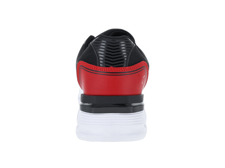 Tenis de baloncesto marca Makena en colores negro y rojo con suela blanca perforada.