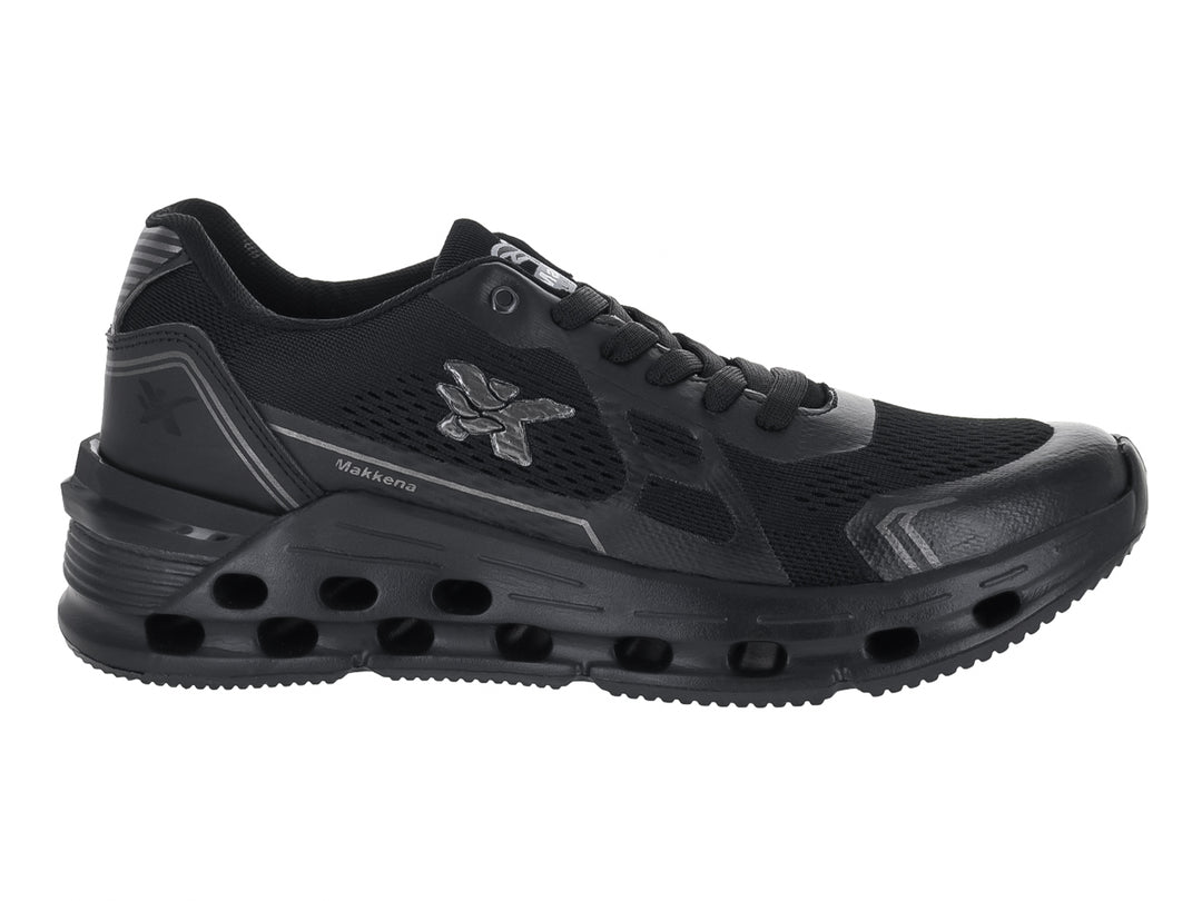 Tenis de baloncesto Makkena color negro con suela gruesa y detalles en gris.