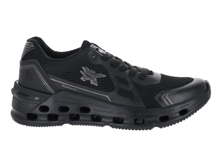 Tenis de baloncesto Makkena color negro con suela gruesa y detalles en gris.