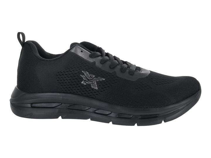 Tenis deportivos color negro con malla transpirable y suela gruesa.