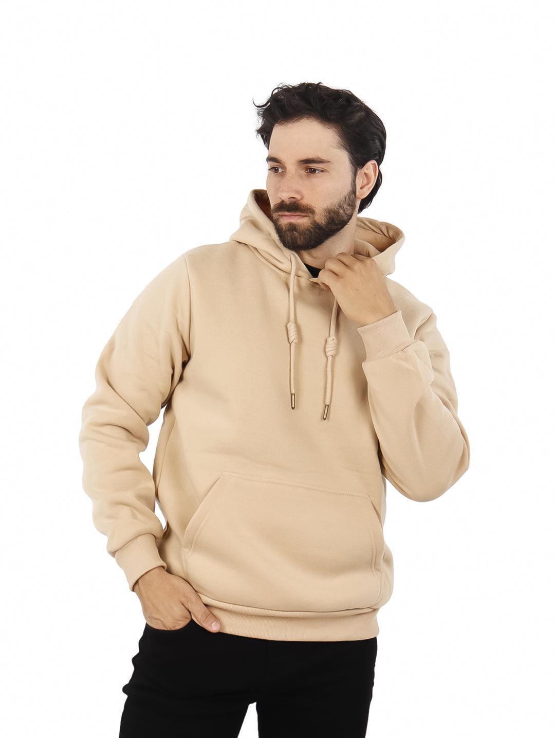 Hombre vistiendo sudadera con capucha color beige, con bolsillo frontal y ajuste casual.