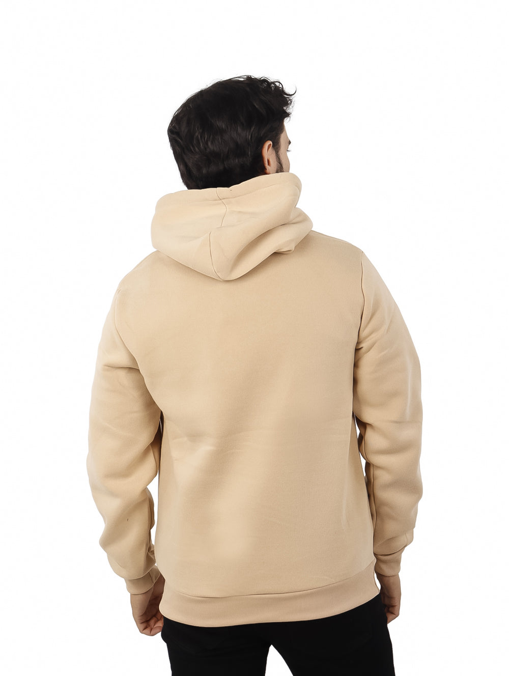 Hombre vistiendo sudadera con capucha color beige, con bolsillo frontal y ajuste casual.
