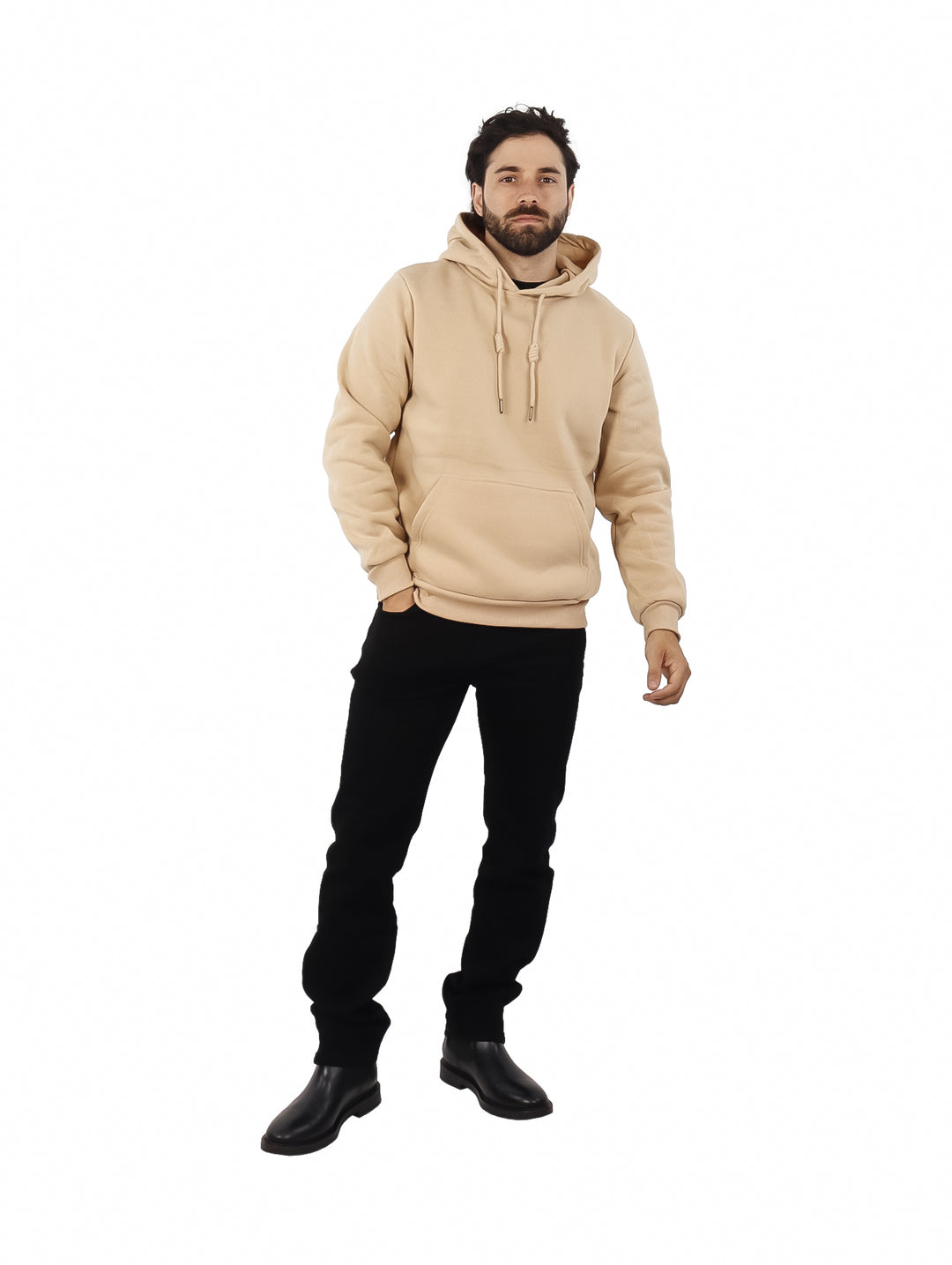 Hombre vistiendo sudadera con capucha color beige, con bolsillo frontal y ajuste casual.