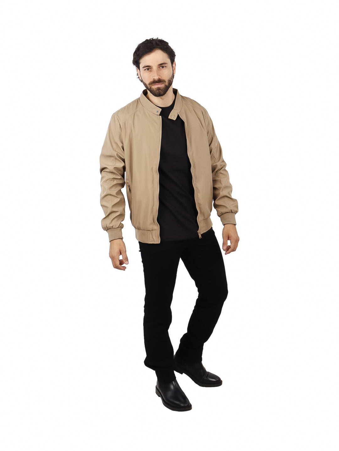Hombre usando una chamarra tipo bomber de color beige con camiseta negra.