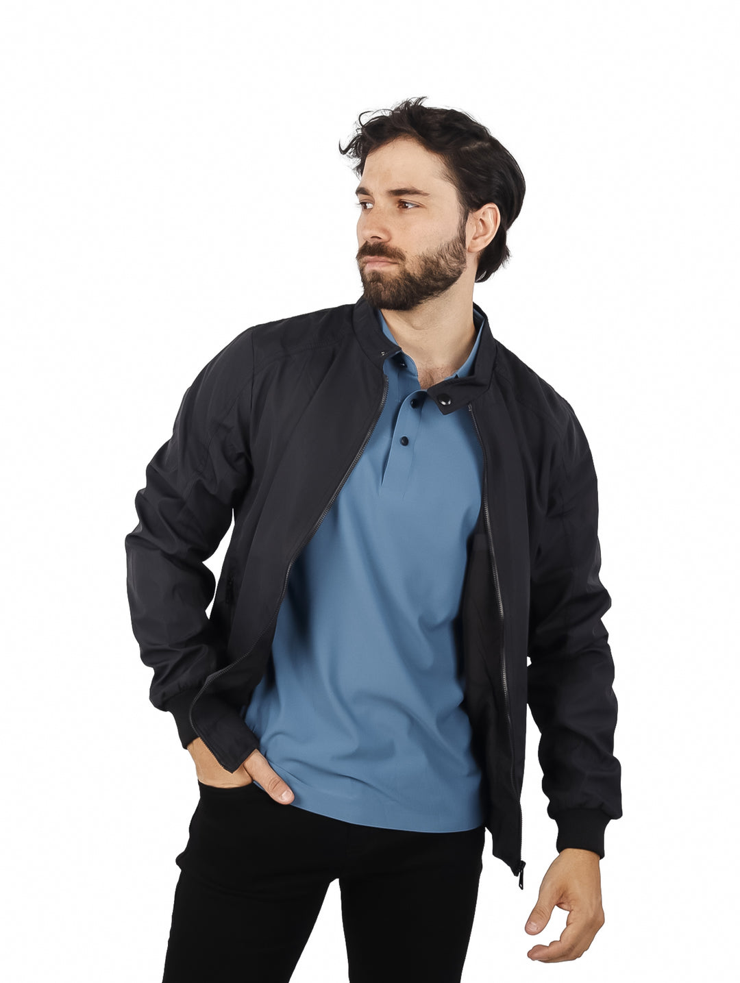 Hombre vistiendo una chamarra tipo bomber color negro sobre una playera azul.