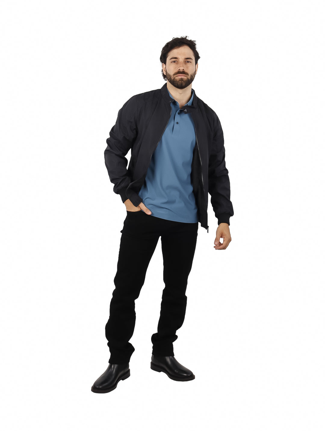 Hombre vistiendo una chamarra tipo bomber color negro sobre una playera azul.