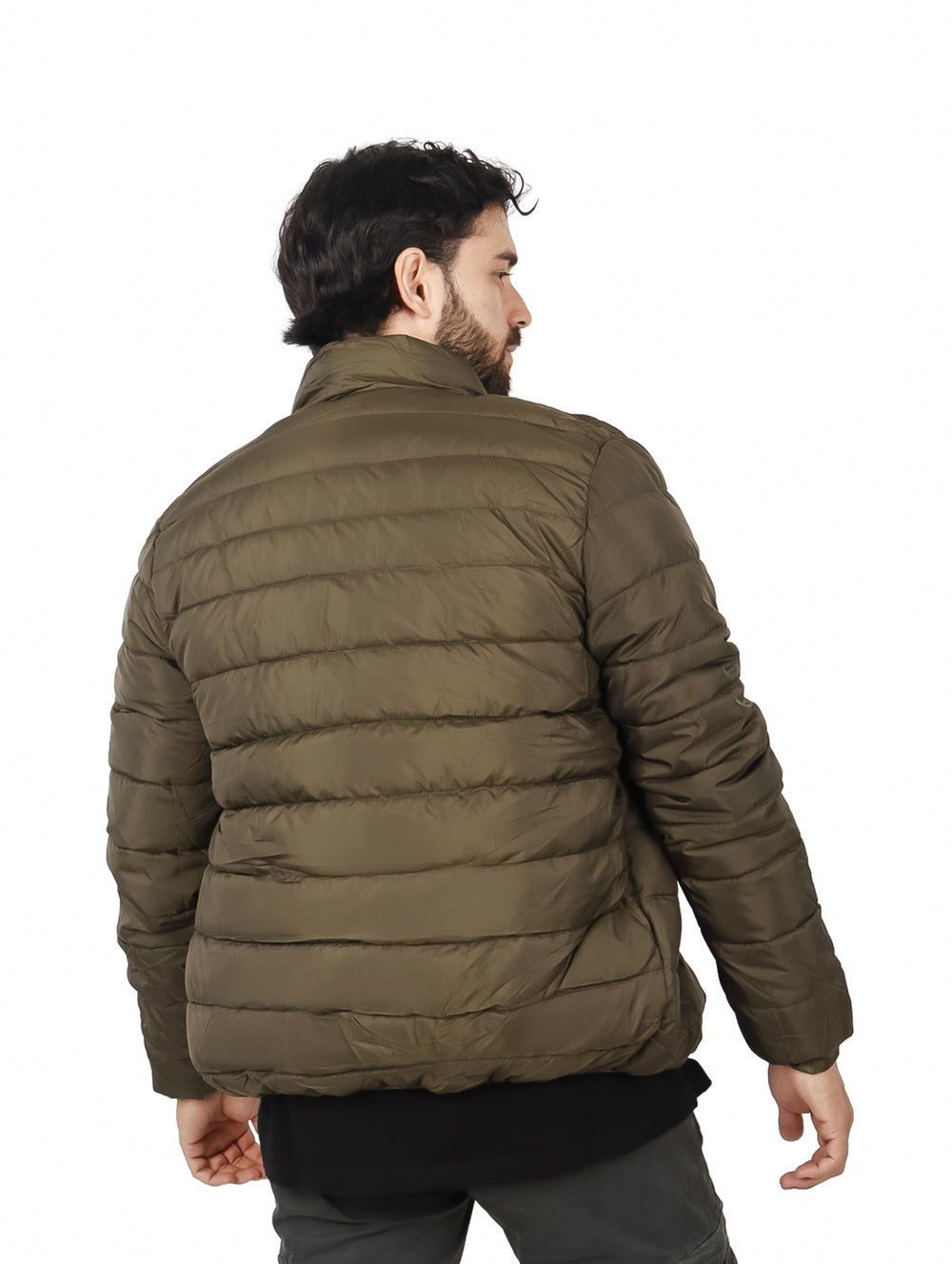 Hombre usando una chamarra acolchada color olivo con cuello alto.