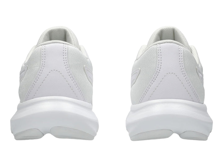 Tenis deportivos ASICS para niños en color blanco total con malla transpirable y suela blanca.