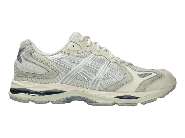 Tenis deportivos ASICS en color gris claro y blanco con suela amortiguada GEL.
