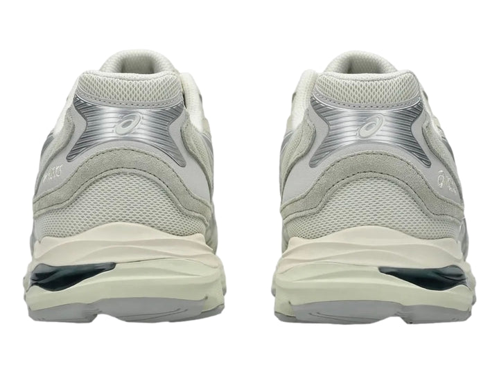Tenis deportivos ASICS en color gris claro y blanco con suela amortiguada GEL.