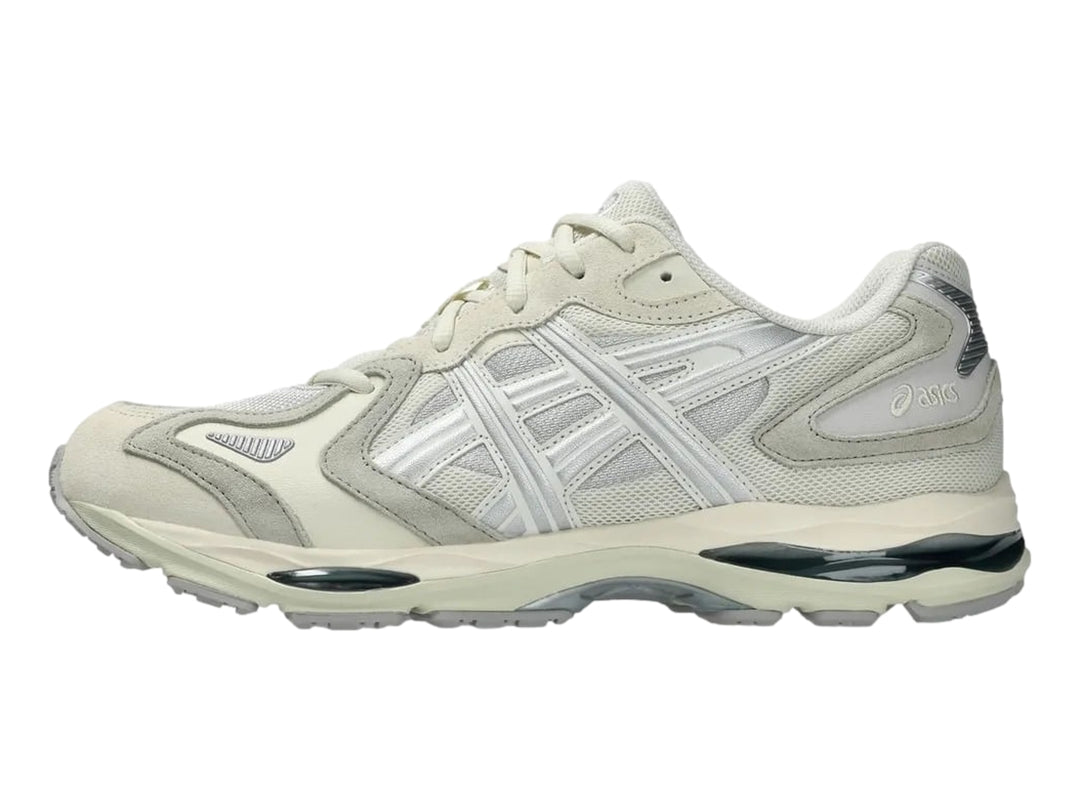 Tenis deportivos ASICS en color gris claro y blanco con suela amortiguada GEL.