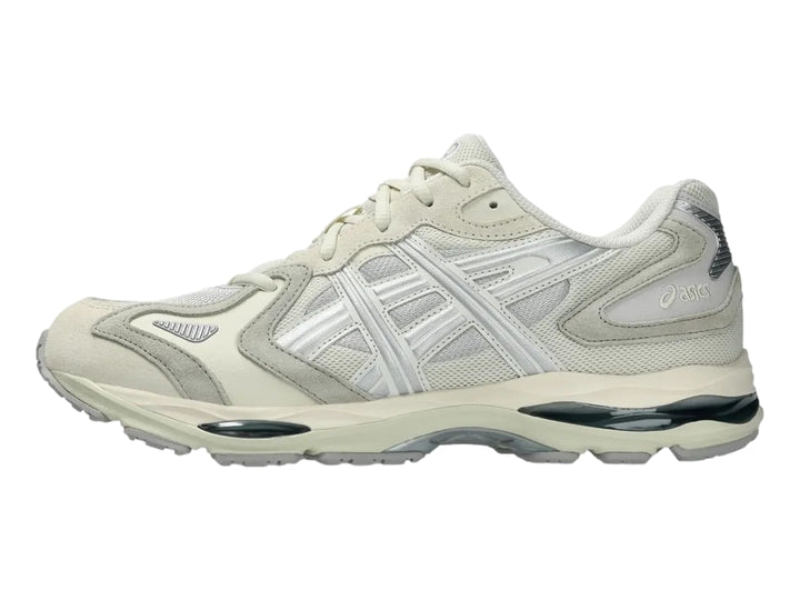 Tenis deportivos ASICS en color gris claro y blanco con suela amortiguada GEL.