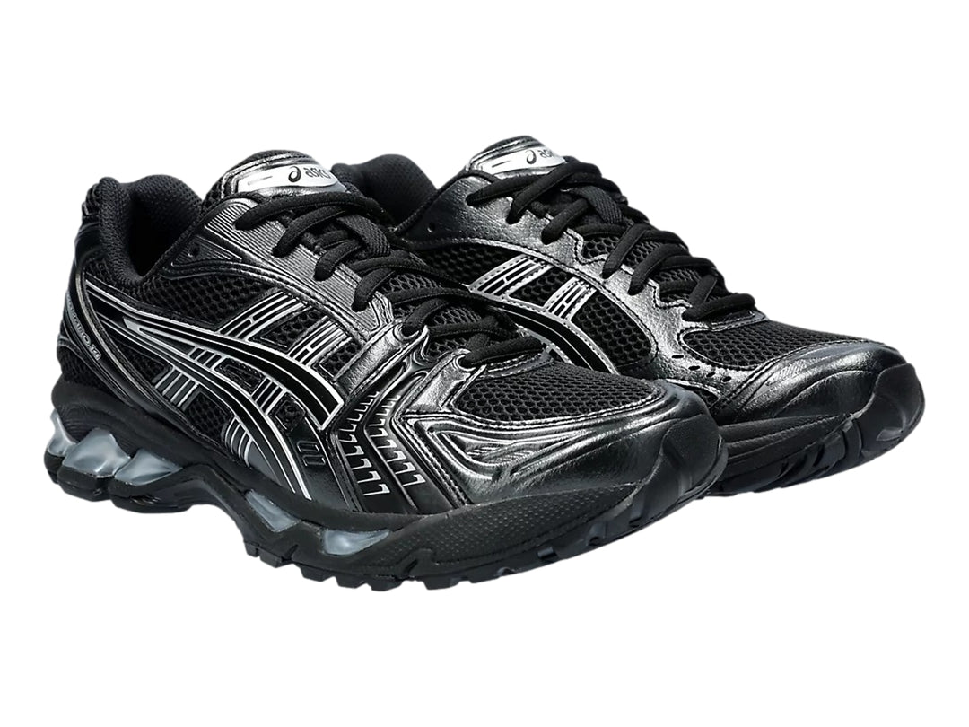 Tenis deportivos ASICS Gel-Kayano 14 color negro con detalles en plata y suela Gel.