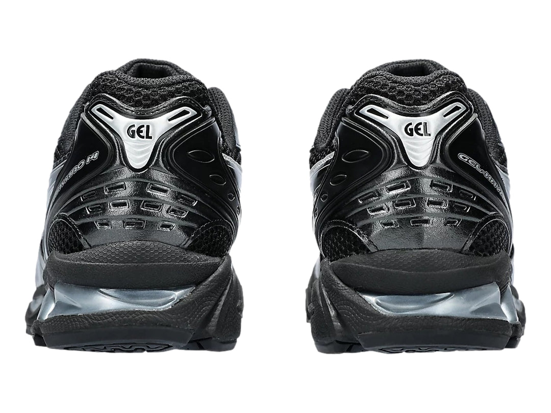 Tenis deportivos ASICS Gel-Kayano 14 color negro con detalles en plata y suela Gel.