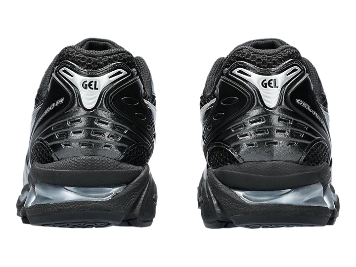 Tenis deportivos ASICS Gel-Kayano 14 color negro con detalles en plata y suela Gel.