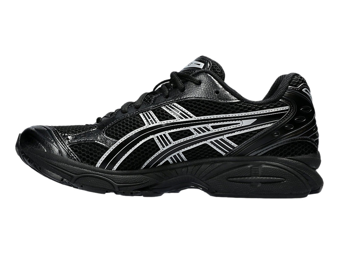 Tenis deportivos ASICS Gel-Kayano 14 color negro con detalles en plata y suela Gel.