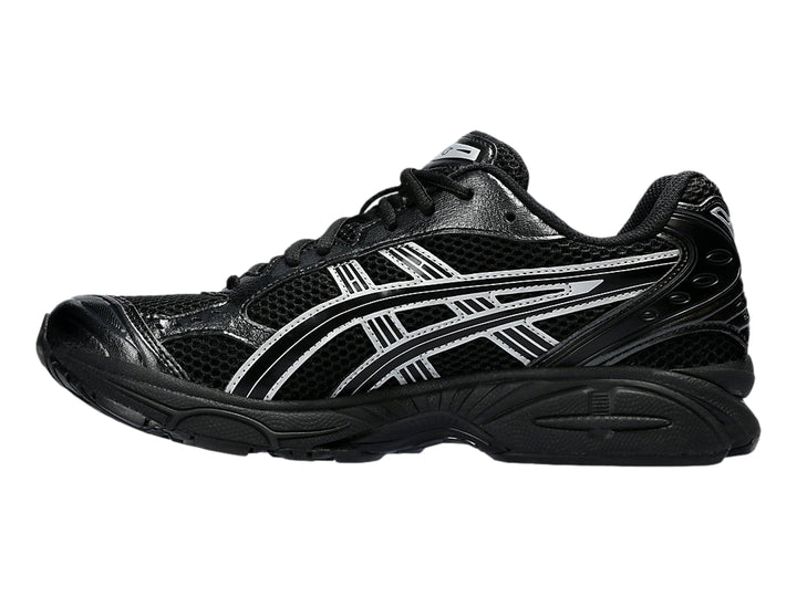 Tenis deportivos ASICS Gel-Kayano 14 color negro con detalles en plata y suela Gel.