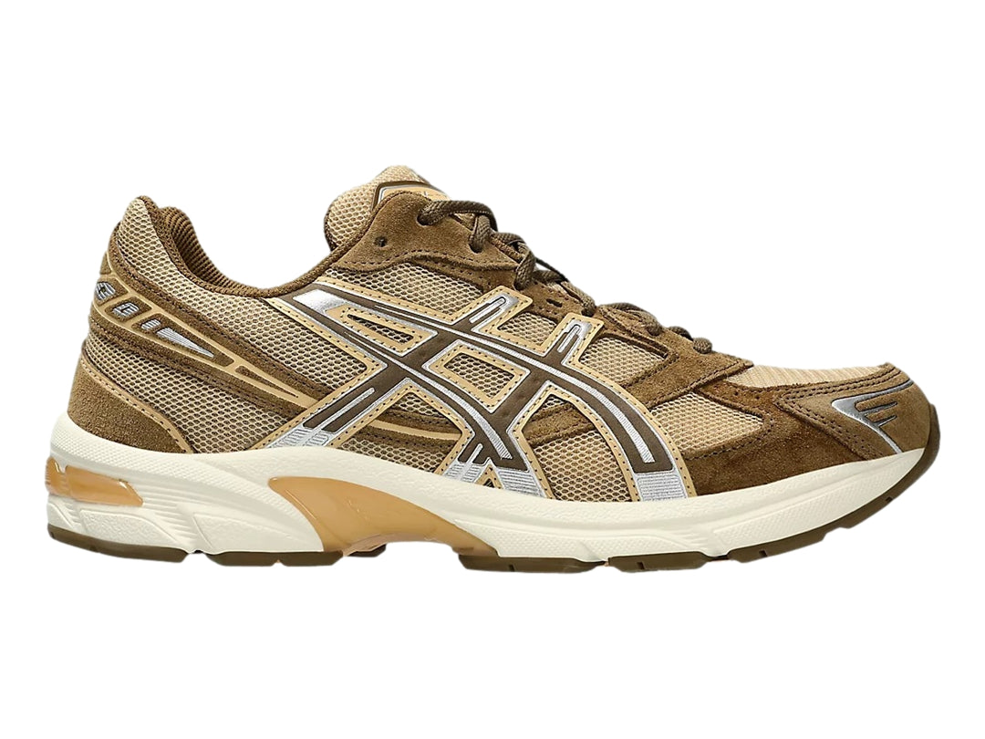 Tenis deportivos ASICS GEL-1130 en color beige y marrón con detalles plateados y suela blanca.