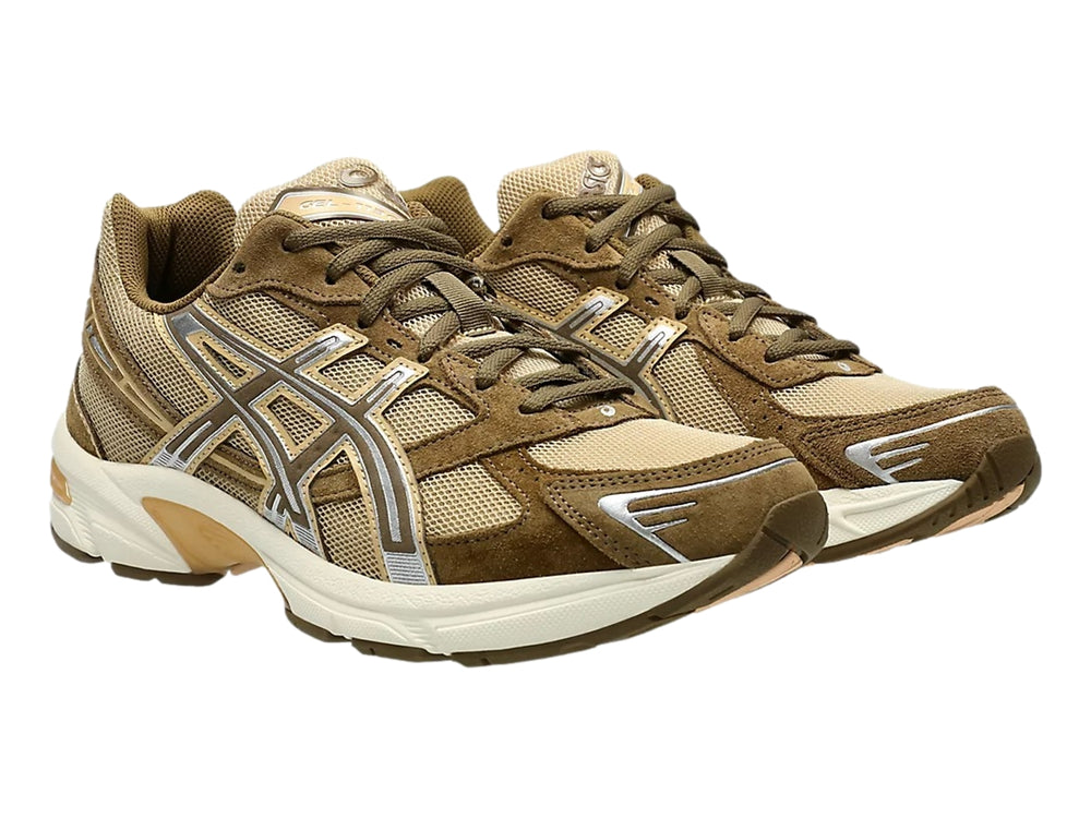 Tenis deportivos ASICS GEL-1130 en color beige y marrón con detalles plateados y suela blanca.
